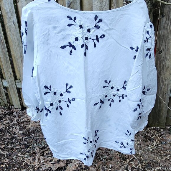 Gorgeous Women's XL Anthropologie Kindred Embroidered White Blue Cotton top - Picture 14 of 16